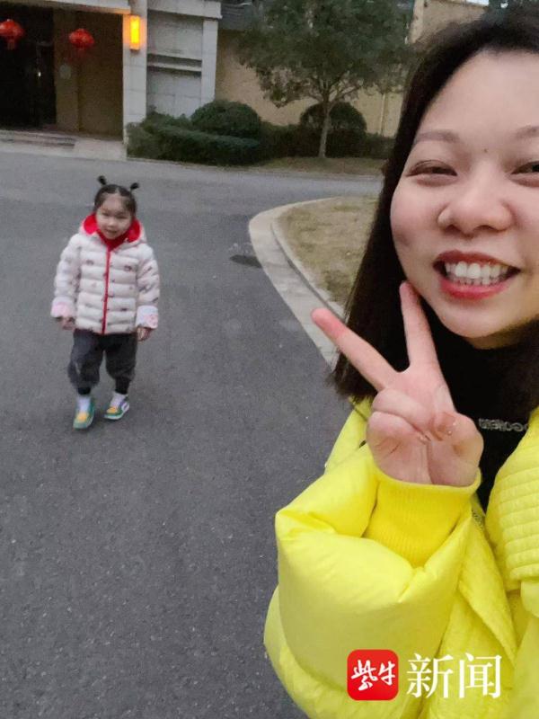 让百万网友点赞的6岁脑瘫女孩获正能量奖金，春节期间一家人在重庆团聚