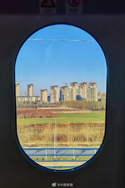 坐火车时记得要抬头，高铁车窗外的风景美如画