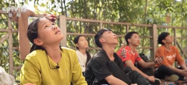 大山里的攀岩少年努力攀登 带着更开阔的眼界一起向未来