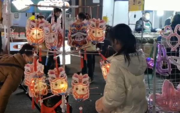 11岁女孩寒假摆摊，半个月赚了1万元！“生意好时每天能赚1500元！”