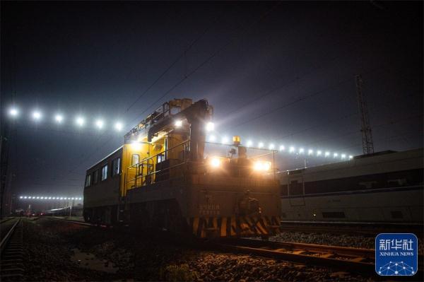 守护春运的高铁接触网检修工