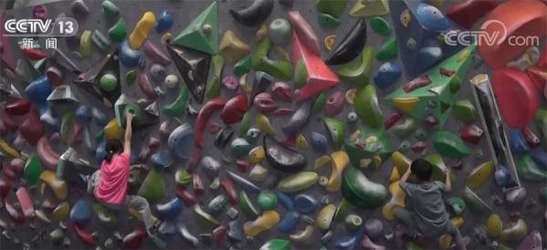 大山里的攀岩少年努力攀登 带着更开阔的眼界一起向未来