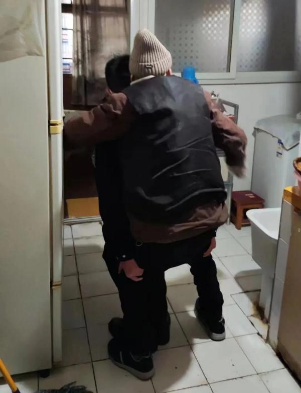 你背着老人爬上6楼的样子，真帅！