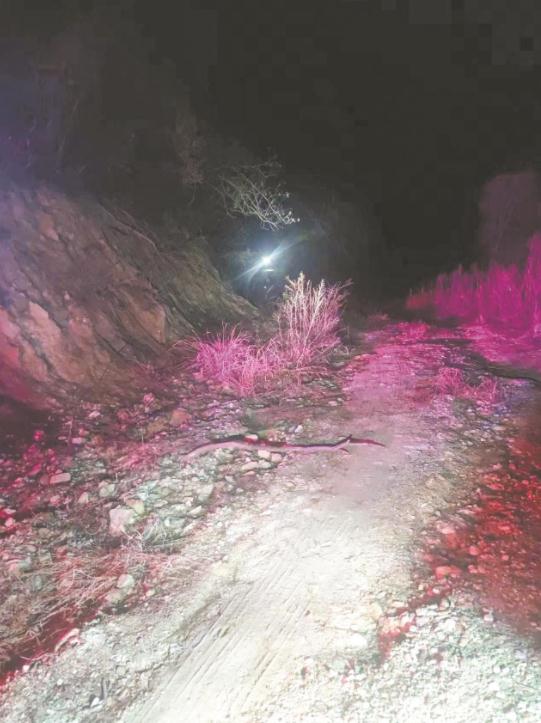 两驴友夜困野山 警民搜救8小时