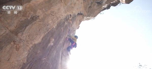 大山里的攀岩少年努力攀登 带着更开阔的眼界一起向未来