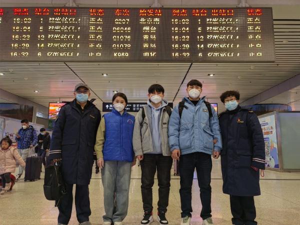 新春走基层|温暖与爱的接力——山东青岛志愿者助力视障人士春运返程 新春走基层|温暖与爱的接力——山东青岛志愿者助力视障人士春运返程