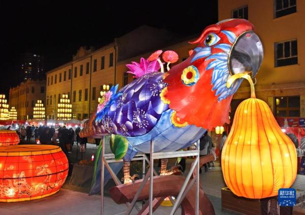 青岛：老街里院赏花灯