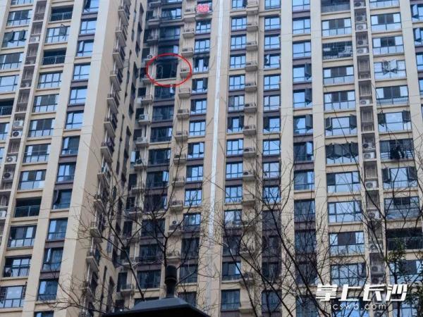 见小区住户家中起火,他挺身而出,带着保安冲进火场 见小区住户家中起火,他挺身而出,带着保安冲进火场