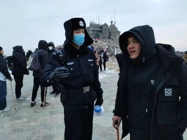 致敬英雄！央媒集体点赞，这些山东警察的故事催人泪下