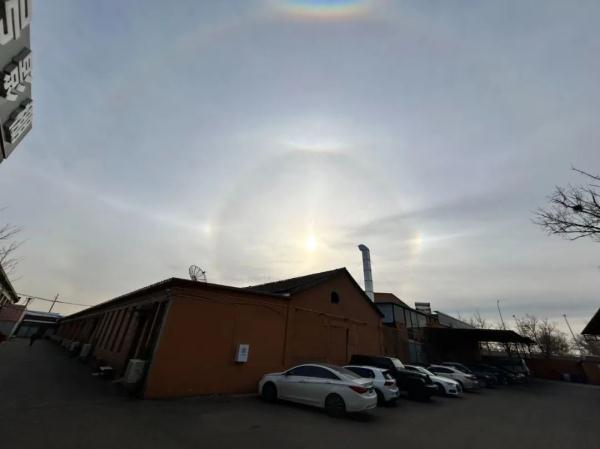 抬头见“幻日”，今儿北京这太阳这预示会有风雨？