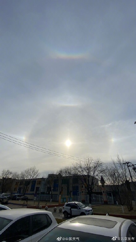 北京日晕幻日环天顶弧齐现天空