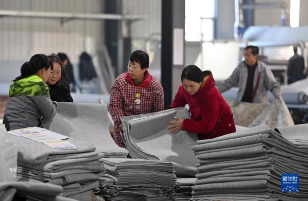 小镇企业新春赶制海外订单