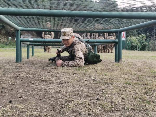 警官姐姐不远千里,来到了战士弟弟的营区 警官姐姐不远千里,来到了战士弟弟的营区