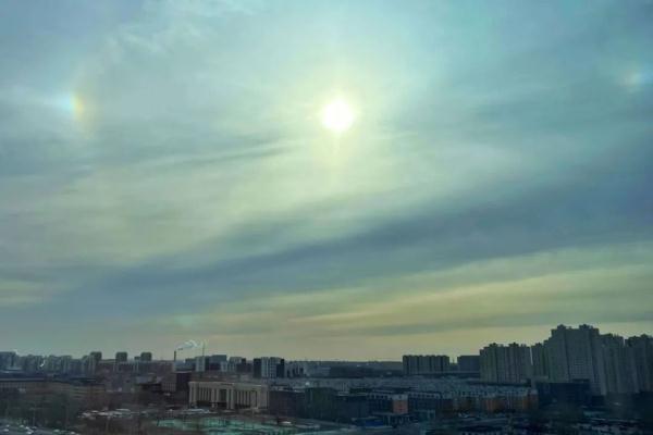 抬头见“幻日”，今儿北京这太阳这预示会有风雨？