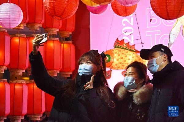 青岛：老街里院赏花灯