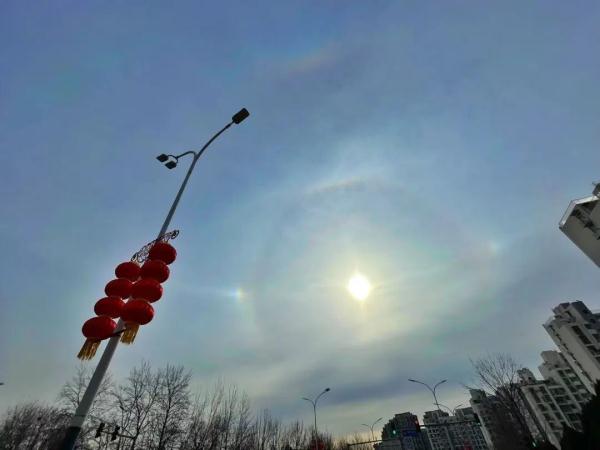 抬头见“幻日”，今儿北京这太阳这预示会有风雨？