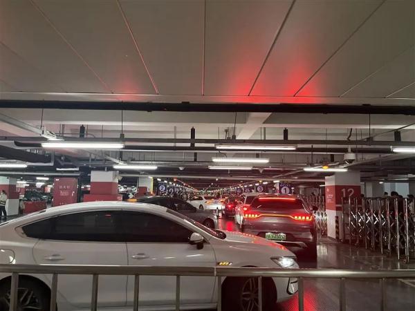 1公里路开了3小时！虹桥火车站停车库为何那么堵？