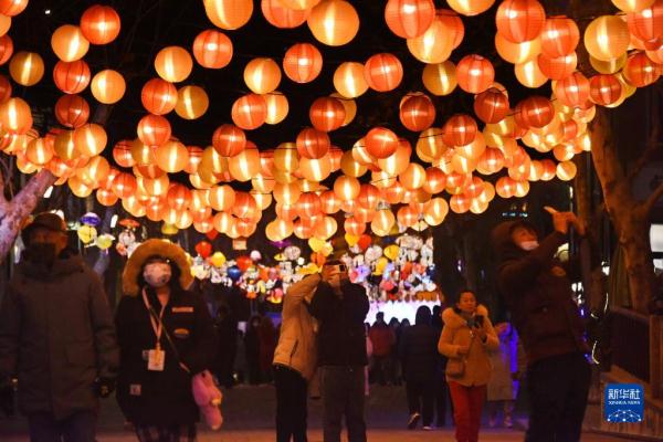 青岛：老街里院赏花灯