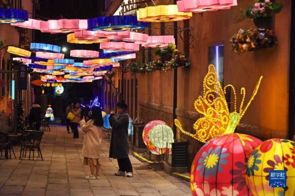青岛：老街里院赏花灯