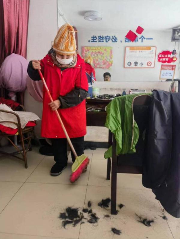奶奶的3元理发店20年不涨价,被“粉丝”连续六年写诗赞美 奶奶的3元理发店20年不涨价,被“粉丝”连续六年写诗赞美