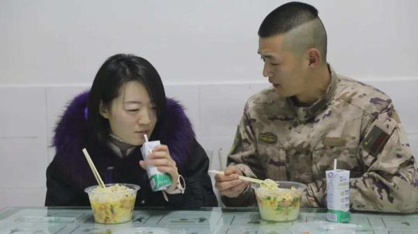 警官姐姐不远千里,来到了战士弟弟的营区 警官姐姐不远千里,来到了战士弟弟的营区