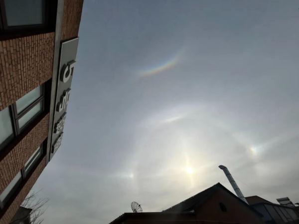 抬头见“幻日”，今儿北京这太阳这预示会有风雨？