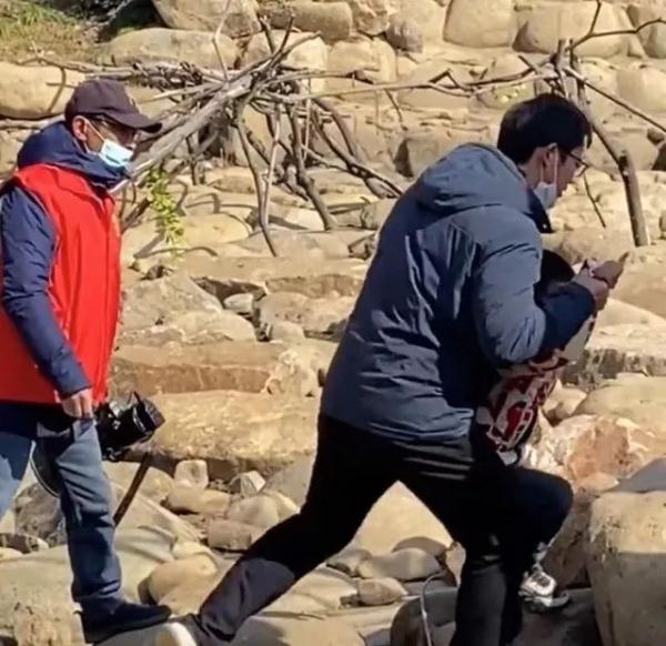 男孩冲进孔雀园“抱摔”孔雀,园方回应 男孩冲进孔雀园“抱摔”孔雀,园方回应