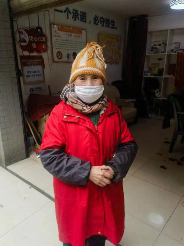 奶奶的3元理发店20年不涨价,被“粉丝”连续六年写诗赞美 奶奶的3元理发店20年不涨价,被“粉丝”连续六年写诗赞美
