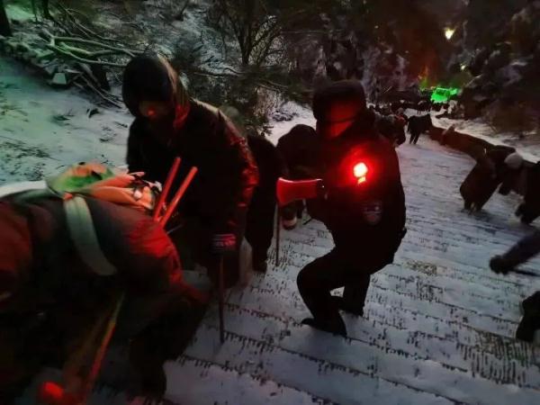 致敬英雄！央媒集体点赞，这些山东警察的故事催人泪下