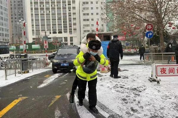 致敬英雄！央媒集体点赞，这些山东警察的故事催人泪下