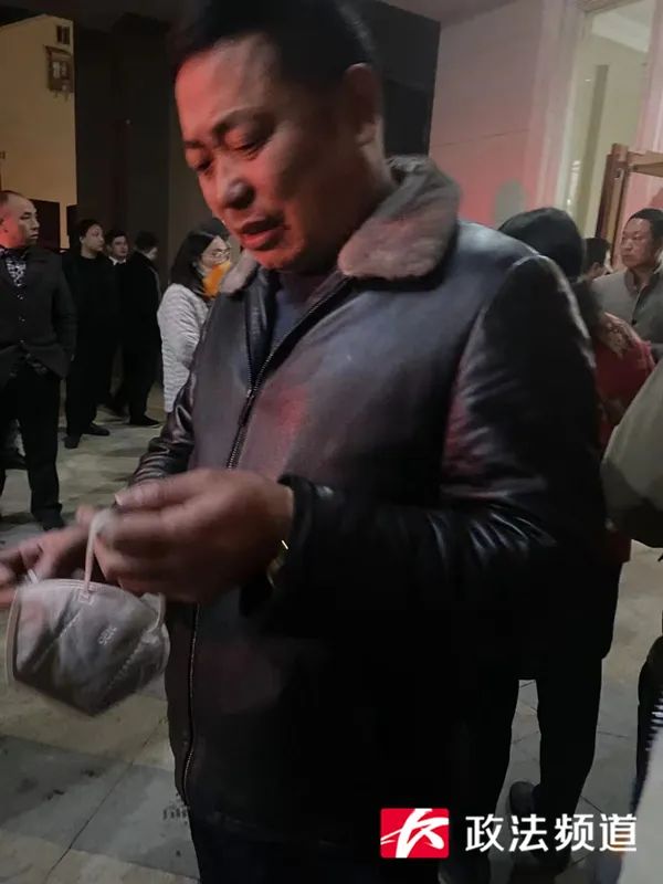 见小区住户家中起火,他挺身而出,带着保安冲进火场 见小区住户家中起火,他挺身而出,带着保安冲进火场