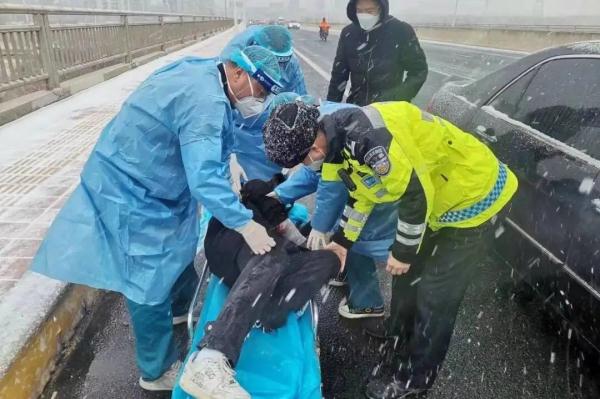 致敬英雄！央媒集体点赞，这些山东警察的故事催人泪下