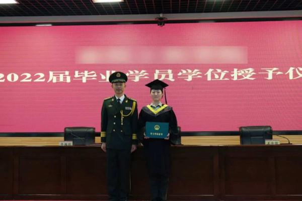 警官姐姐不远千里,来到了战士弟弟的营区 警官姐姐不远千里,来到了战士弟弟的营区