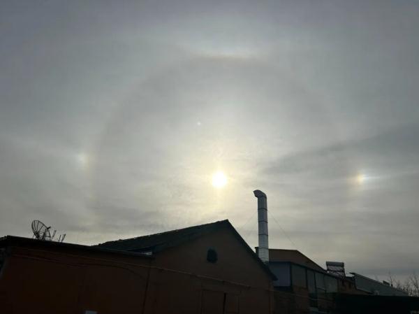 抬头见“幻日”，今儿北京这太阳这预示会有风雨？