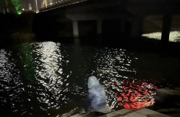 为救轻生少年，民警连发27条“生命短信”