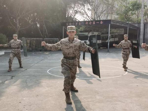 警官姐姐不远千里,来到了战士弟弟的营区 警官姐姐不远千里,来到了战士弟弟的营区