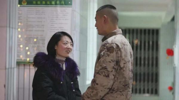 警官姐姐不远千里,来到了战士弟弟的营区 警官姐姐不远千里,来到了战士弟弟的营区