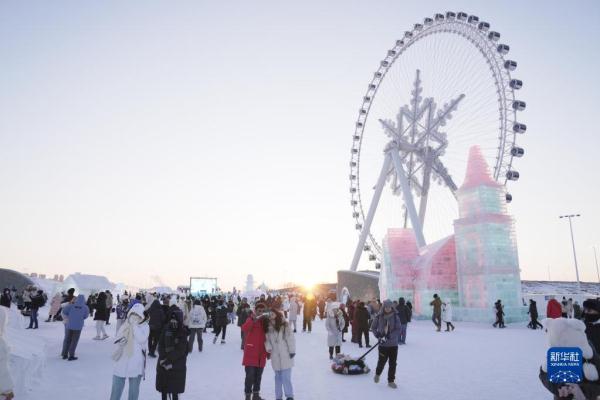 哈尔滨“冰雪世界”游“火热”持续