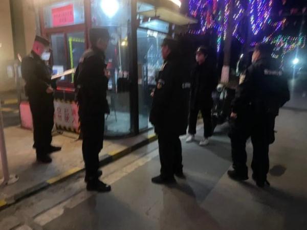 9岁女孩光脚走在小区！家长气懵：快开学了，这事还没做完