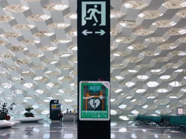 女子在地铁上突然晕倒！这个救命操作要记住