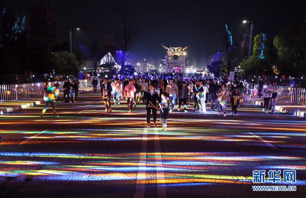 “焰遇”贵阳天河潭 烟花秀从初一“燃”到元宵