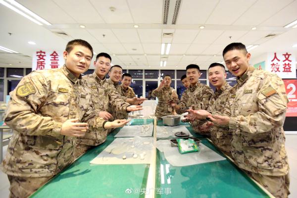 乐在其中!武警官兵元宵节前包汤圆 乐在其中!武警官兵元宵节前包汤圆