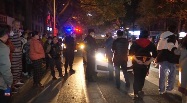 贵阳闹市区，车辆拥堵超百米！造堵原因竟是……