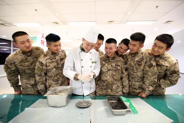 乐在其中!武警官兵元宵节前包汤圆 乐在其中!武警官兵元宵节前包汤圆