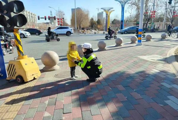 好险！女辅警从车流中一把搂住了三岁娃