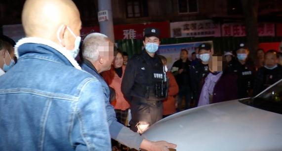 贵阳闹市区，车辆拥堵超百米！造堵原因竟是……