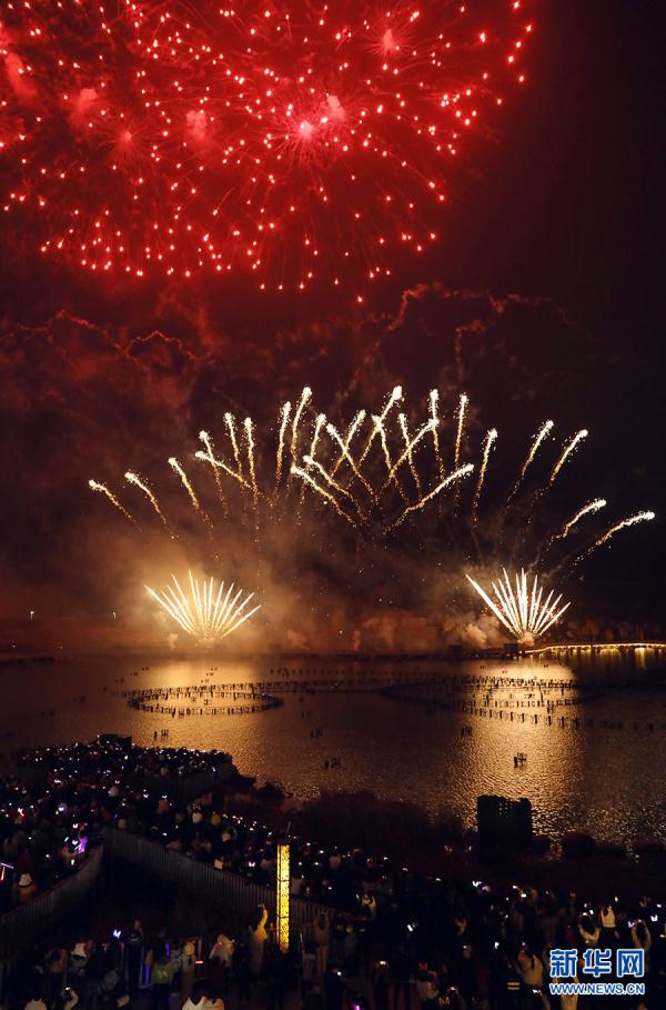 “焰遇”贵阳天河潭 烟花秀从初一“燃”到元宵