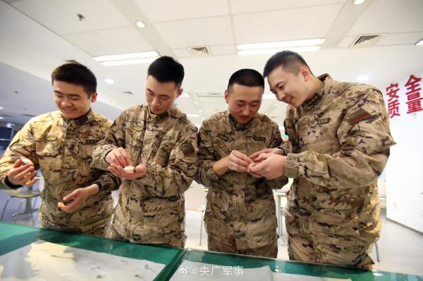 乐在其中!武警官兵元宵节前包汤圆 乐在其中!武警官兵元宵节前包汤圆