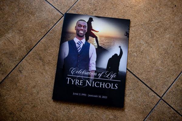 美国黑人男子泰尔&middot;尼科尔斯追悼会在孟菲斯市举行