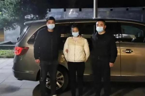 银行柜员贪污398万后整容潜逃，25年后终落网